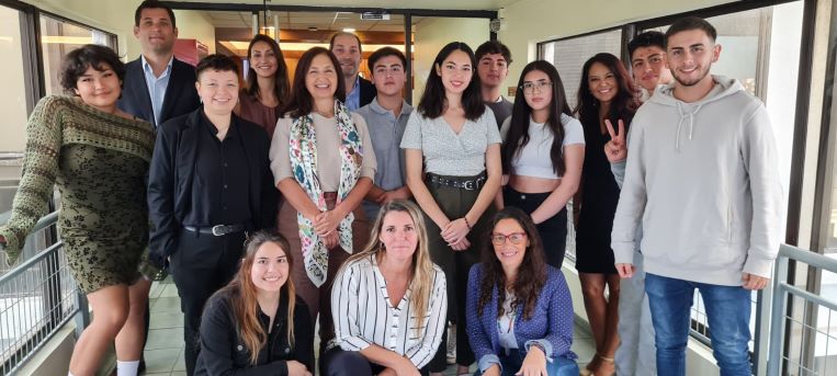 Rectora Nacional UST recibe nuevos estudiantes con desayuno de bienvenida