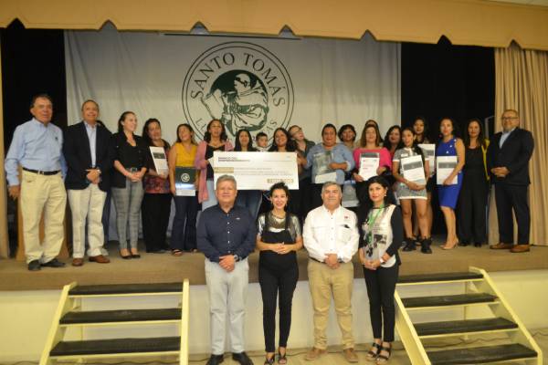 Mujeres de la Provincia de Copiapó fueron certificadas tras participar en “Escuela de Fortalecimiento Empresarial Femenino” de Santo Tomás, PUCOBRE y el Centro de Negocios de Sercotec