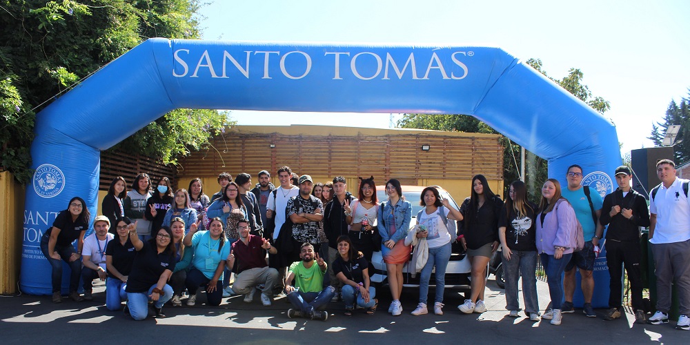 Estudiantes nuevos del Santo Tomás se estrenaron con vecinos de la población Martín Ruíz de Gamboa