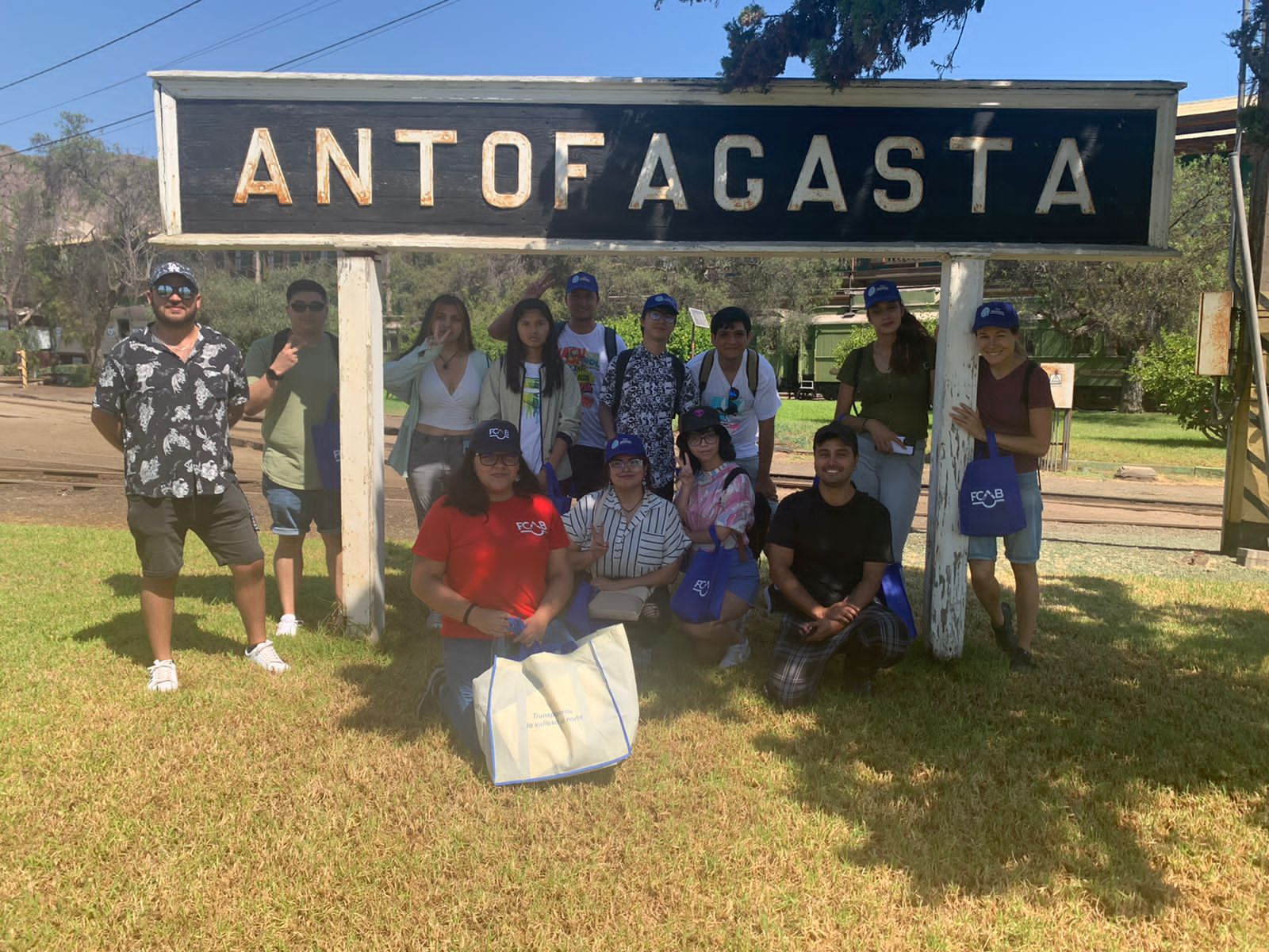 Turistas conocen el pasado histórico de Antofagasta con apoyo de practicantes en Técnico en Gestión Turística