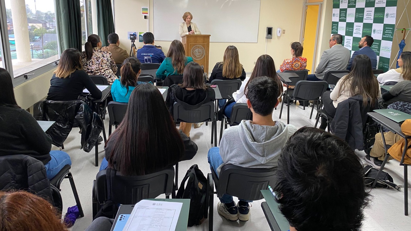 Seremi de Salud y Universidad Santo Tomás capacitan a los primeros “Vigilantes Ambientales”  de la región