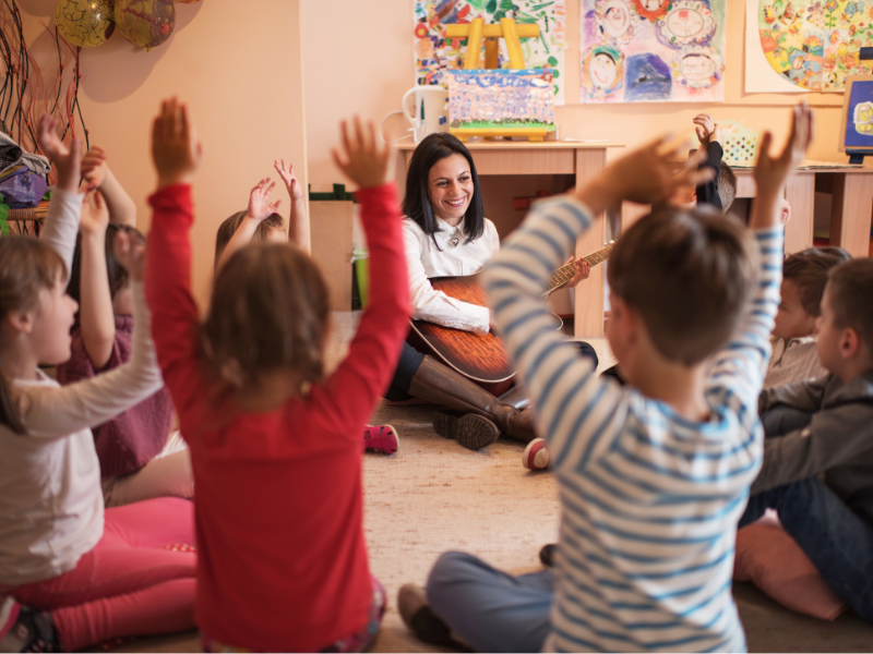 Cómo la música puede mejorar el ambiente de aprendizaje: 5 tips para docentes