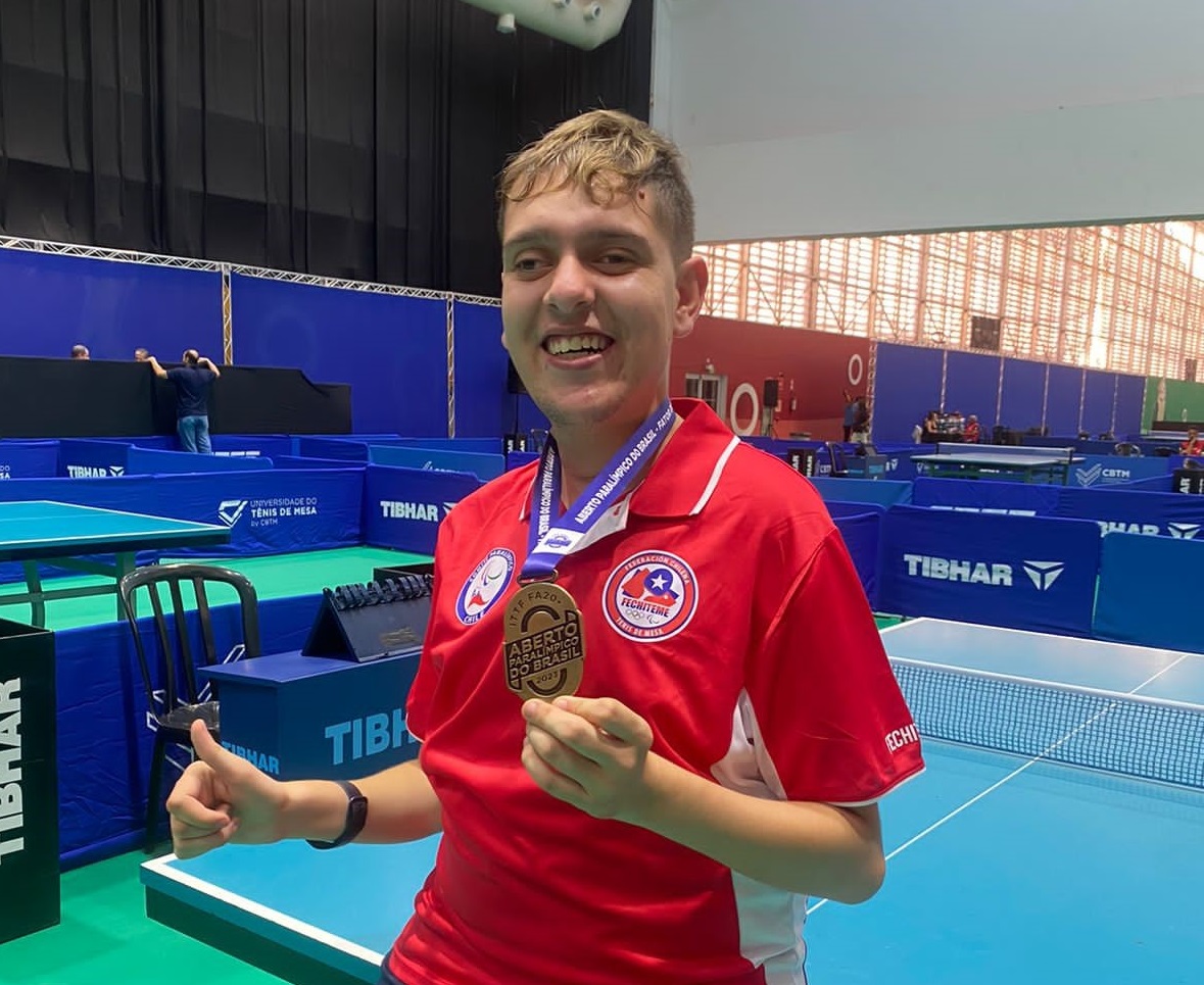 Estudiante de Ciencias del Deporte y Actividad Física gana doble medalla de Oro en tenis de mesa en Open Brasil