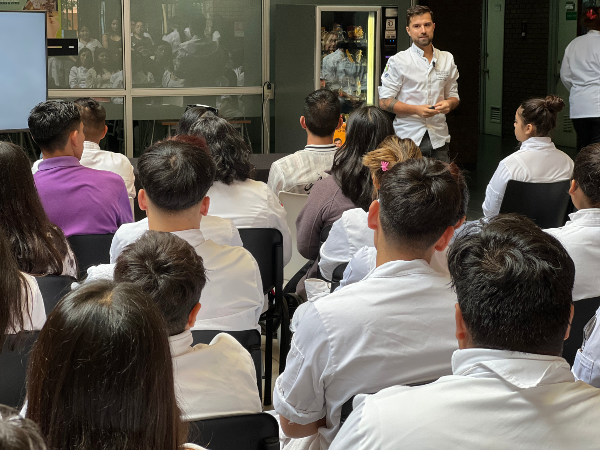 Relato del Chef Gustavo Sáez marcó celebración del Día de la Cocina Chilena en Santiago Centro