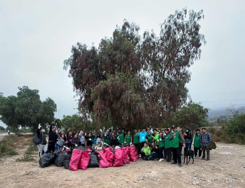 Tomasinos limpian la costanera de Ovalle como parte de las actividades de mechoneo