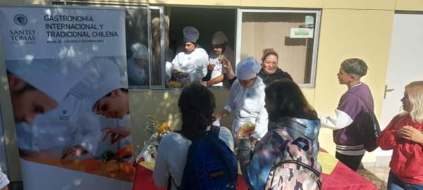 Estudiantes de Gastronomía de Santo Tomás Copiapó conmemoraron el “Día del Completo”