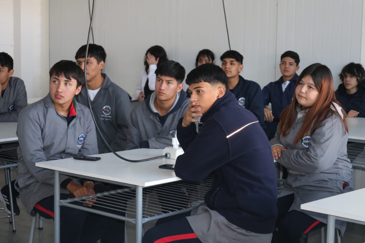 Área de informática de Santo Tomás Curicó interviene colegio técnico INITEC de la comuna.