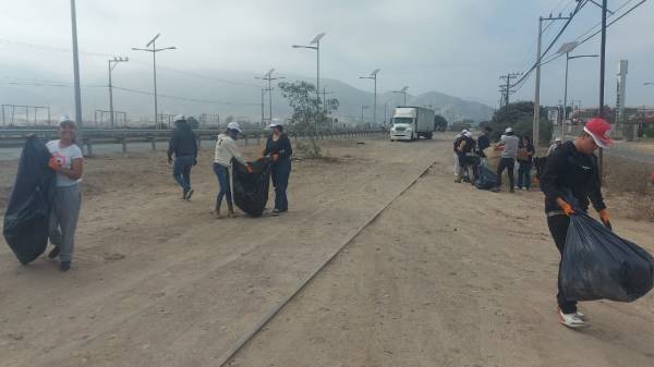 Estudiantes de Santo Tomás Copiapó limpian sector de la entrada norte de la ciudad