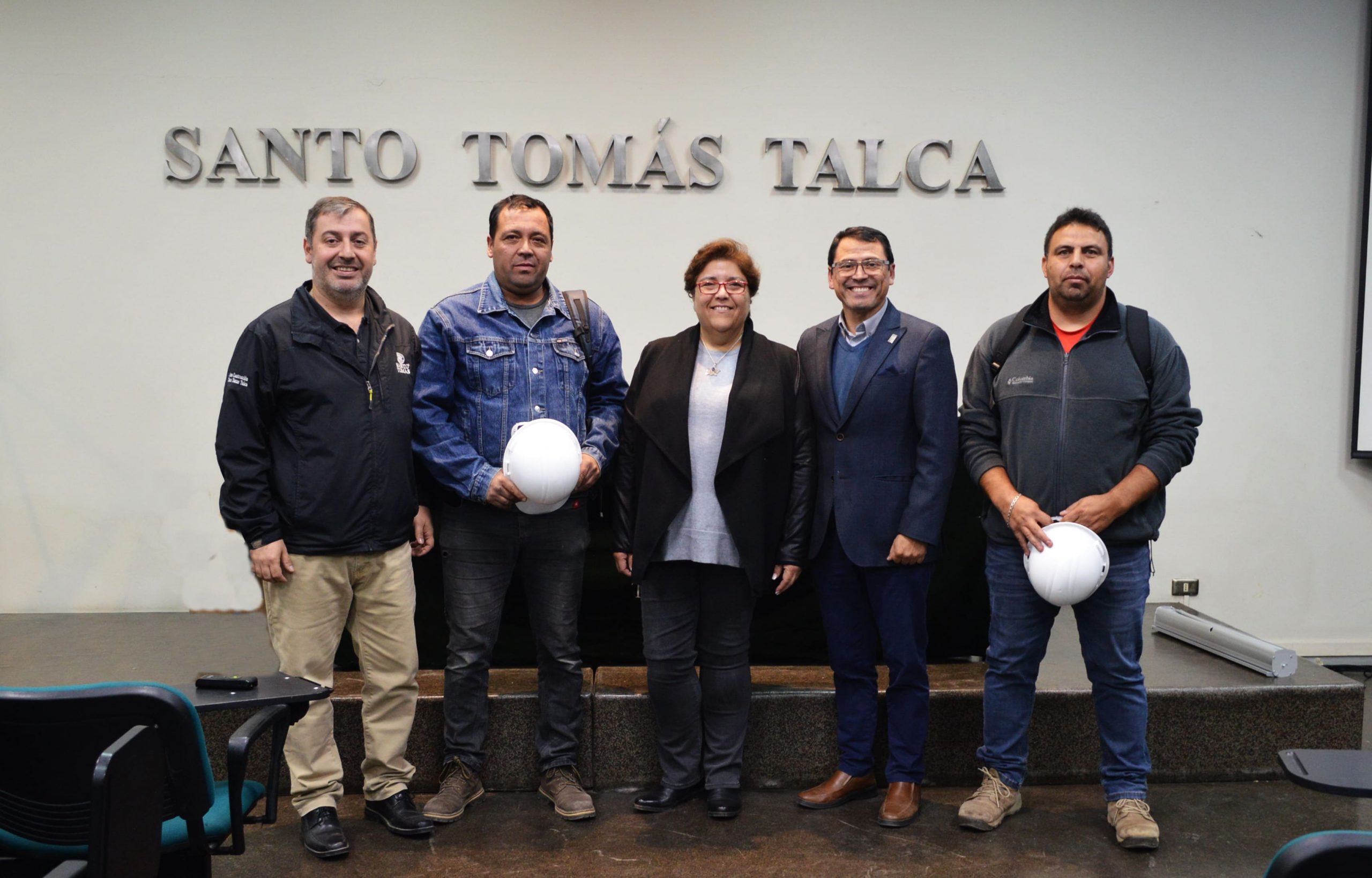 Estudiantes de Técnico en Construcciones Civiles y Construcción Civil recibieron su simbólico casco blanco