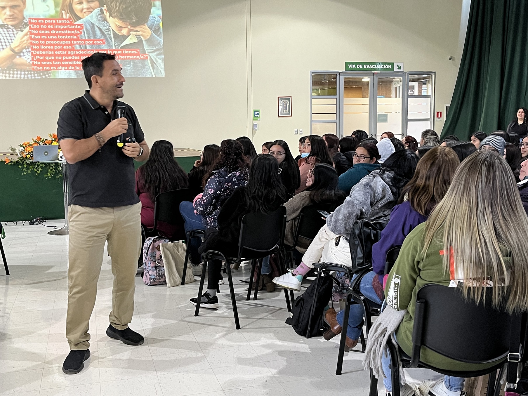 Con educación emocional Arnaldo Canales animó a estudiantes de Santo Tomás Concepción