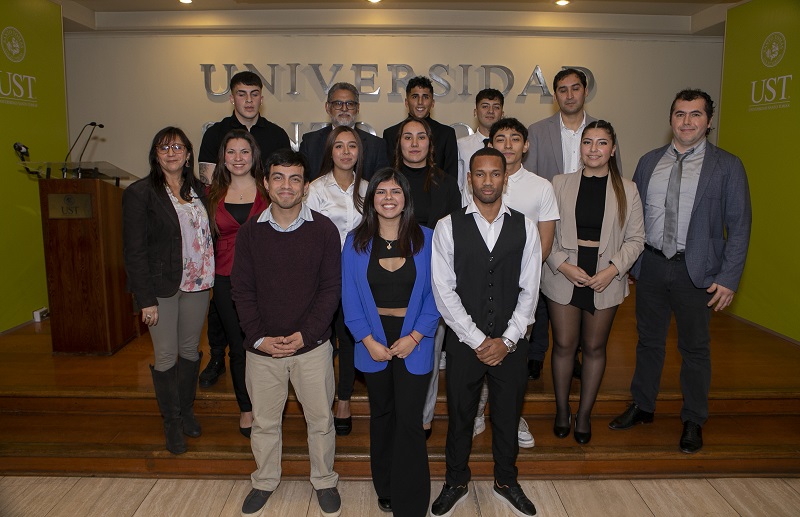 Estudiantes tras Ceremonia Investidura Pedagogía en Educación Física: "Somos el pilar fundamental en el desarrollo de las futuras generaciones"