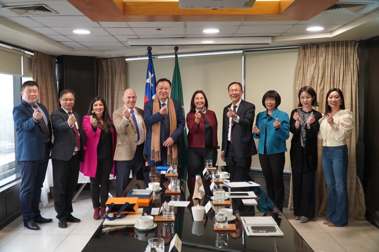 Para fortalecer lazos académicos y culturales: delegación de U. de Anhui visita U. Santo Tomás