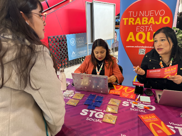 Feria Laboral Santo Tomás-OMIL Santiago ofreció más de 400 puestos de trabajo y prácticas