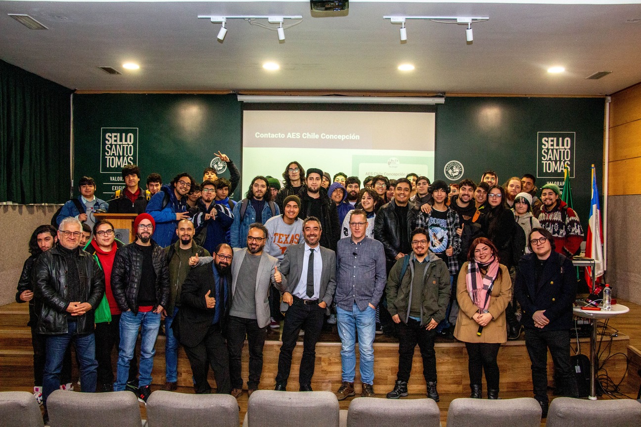 Profesional estadounidense realizó charla sobre mezcla de audio en Santo Tomás Concepción