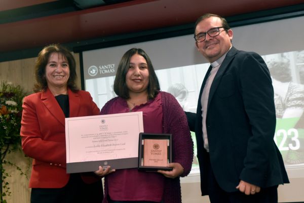 “Acá son muy cercanos y el centro de aprendizaje es un plus, no solo ven la importancia del pago, sino que tratan de ayudarte a que termines tu carrera.” Lesli Elizabeth Bustos Leal, estudiante Sello Santo Tomás 2023