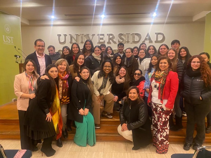 Enfermería UST Santiago llevó a cabo importante encuentro con estudiantes junto a doctora de la Universidad de Colorado