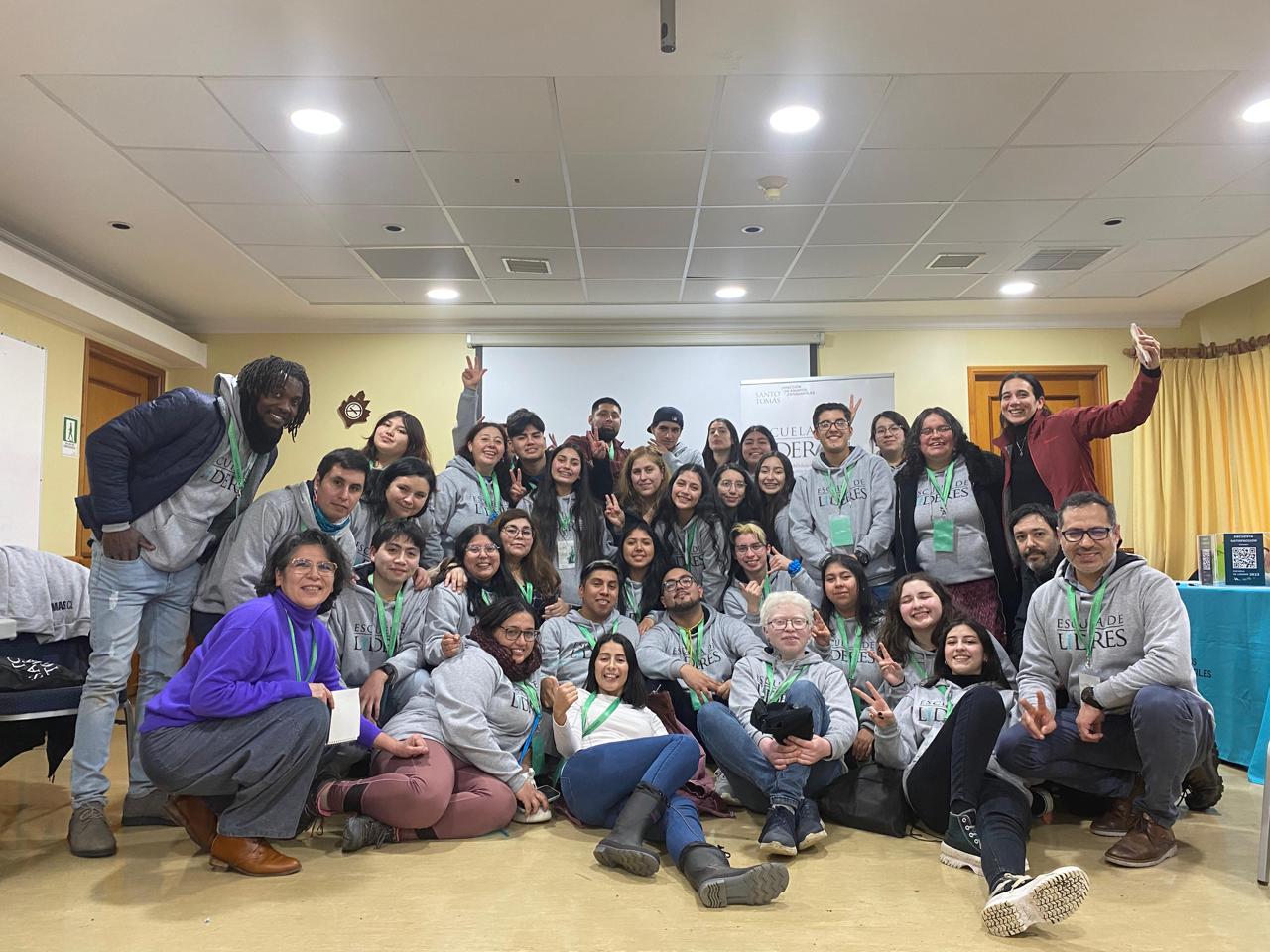 Estudiantes de Santo Tomás Osorno y Puerto Montt se capacitan en liderazgo y trabajo en equipo a través de la Escuela de Líderes