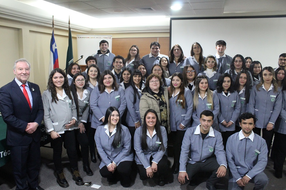 Con cascos blancos fueron investidos estudiantes de Construcción Civil y  los de Servicio Social con piochas  y encendido de vela