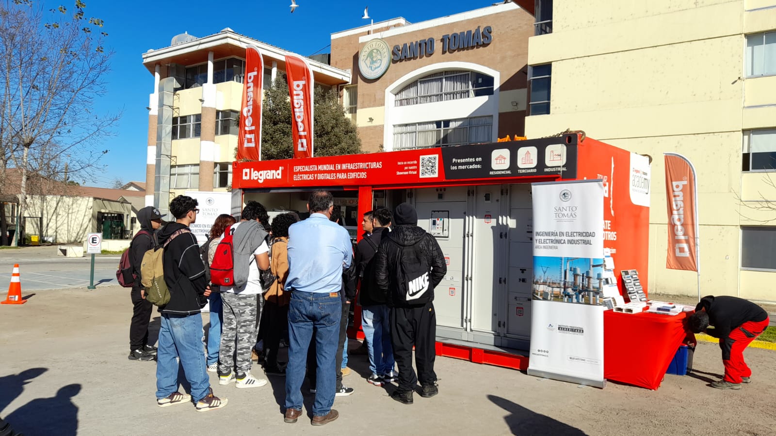 Por segundo año consecutivo alumnos de Técnico e Ingeniería en Electricidad y Electrónica Industrial de La Serena conocieron equipos industriales mediante una alianza con empresa Legrand