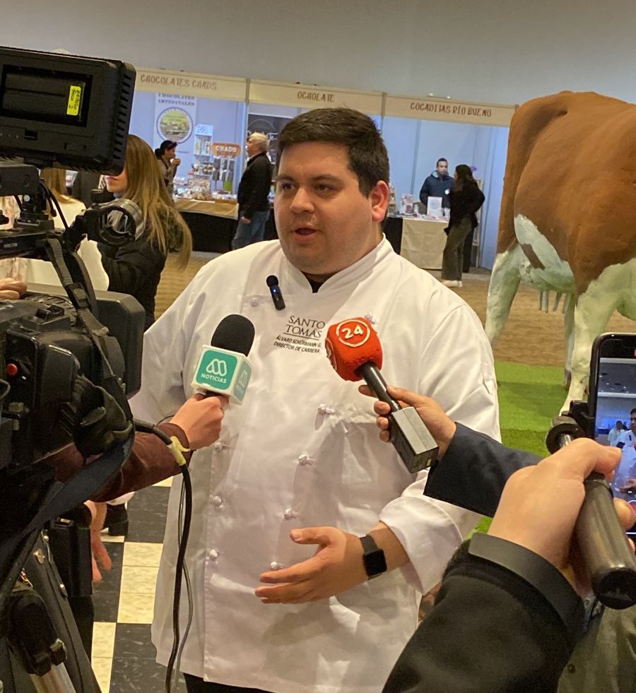 Estudiantes de Gastronomía de Santo Tomás Osorno participaron en la elaboración de la vaca de chocolate más grande del mundo