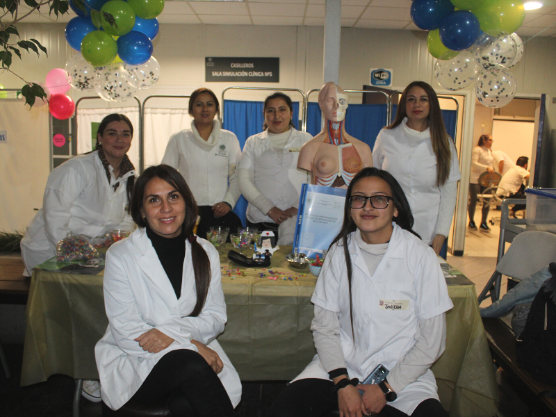 Carreras vespertinas de salud presentaron protocolos de mejora continua en dinámica feria expositiva