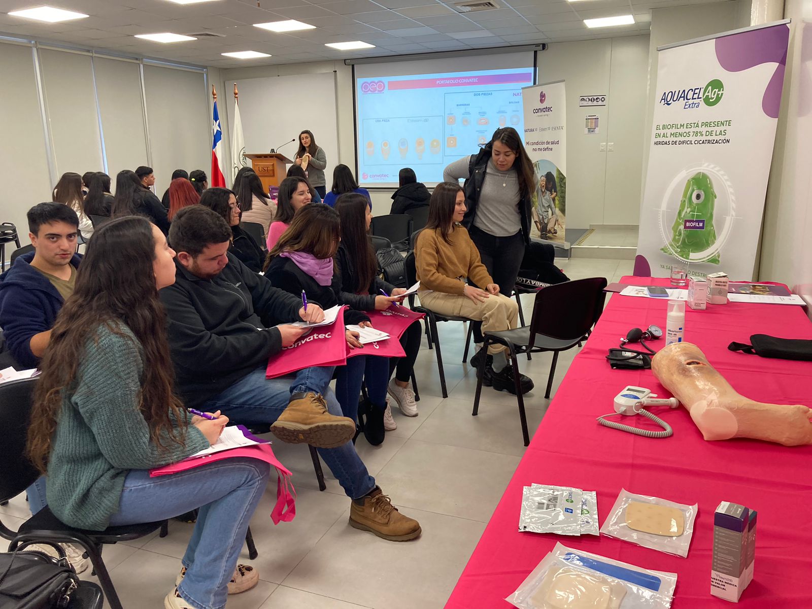 Egresados de Enfermería de la UST Talca valoran curso impartido sobre heridas y ostomías