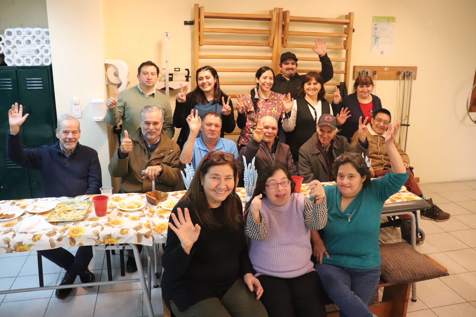 Usuarios de Clínica Kinésica UST Los Ángeles entregaron reconocimiento a internos y docentes