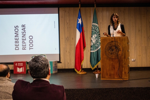 Alejandra Mustakis fue invitada especial del seminario de Santo Tomás