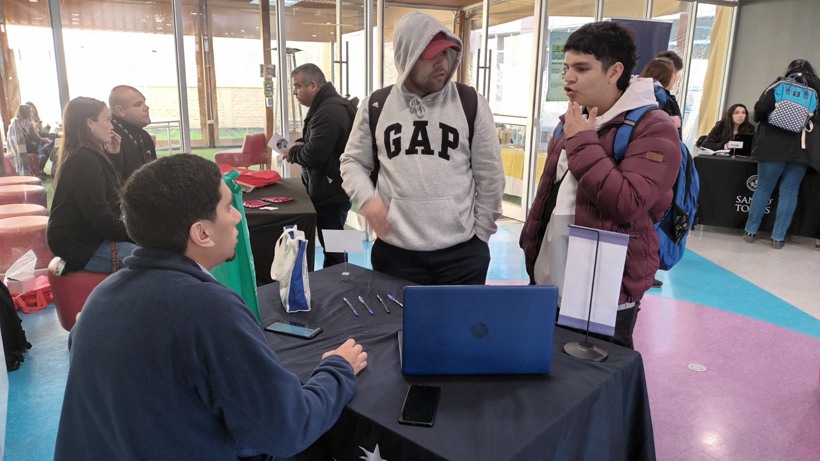 Santo Tomás realizó feria laboral y de emprendimiento para sus estudiantes y egresados