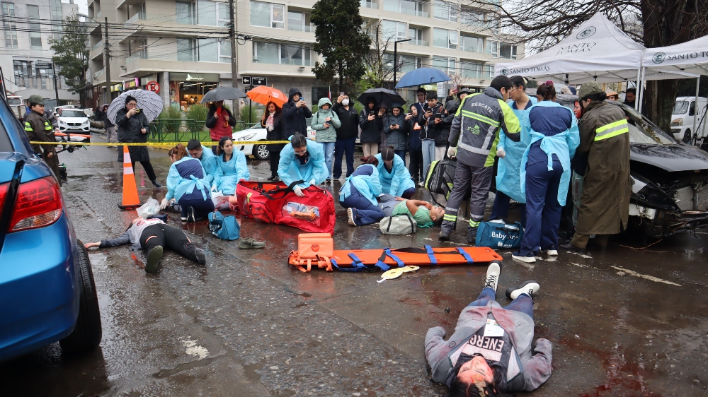 Universidad Santo Tomás Temuco realizó simulacro de siniestro vehicular que causó impacto en toda la comunidad