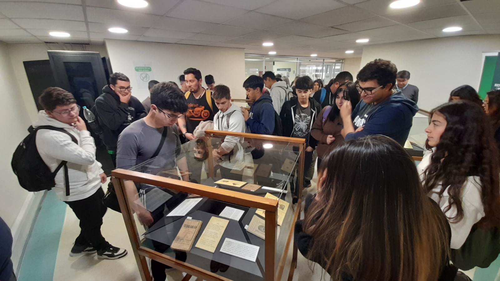 Hasta mediados de mes Santo Tomás contará con exposición de libros que marcaron la historia del aprendizaje en La Serena