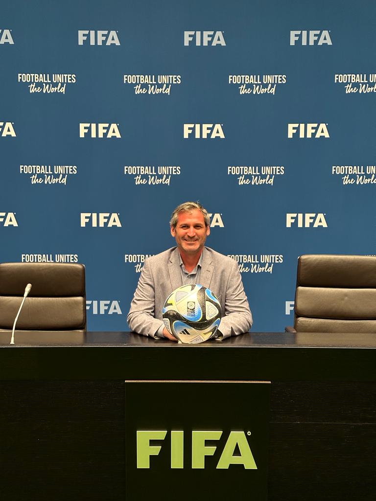 Profesor de Santo Tomás Talca fortalecerá formación de estudiantes tras instructivo viaje a sede mundial de la FIFA en Suiza