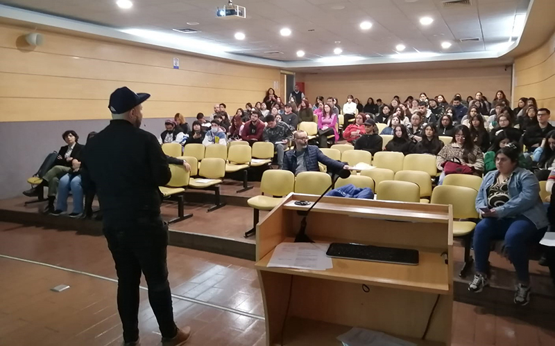 Estudiantes de Santo Tomás Viña del Mar participan en conversatorio sobre niñez migrante y personas en situación de calle