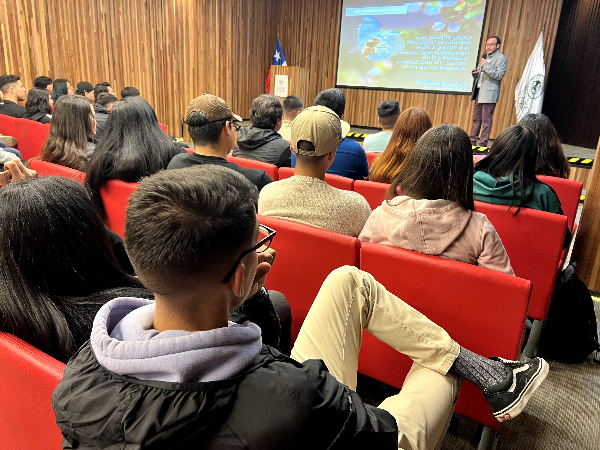 Apicultura: experto destacó importancia y beneficios a estudiantes de la carrera Técnico Agrícola