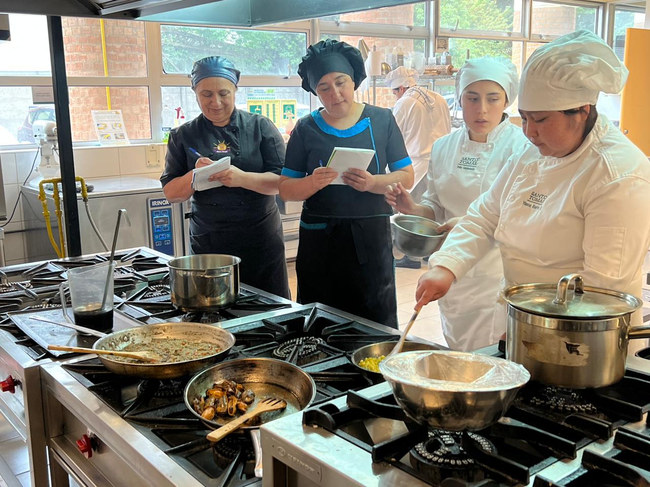 Estudiantes de Gastronomía de Santo Tomás Temuco enseñaron técnicas culinarias a emprendedores de Nehuentúe