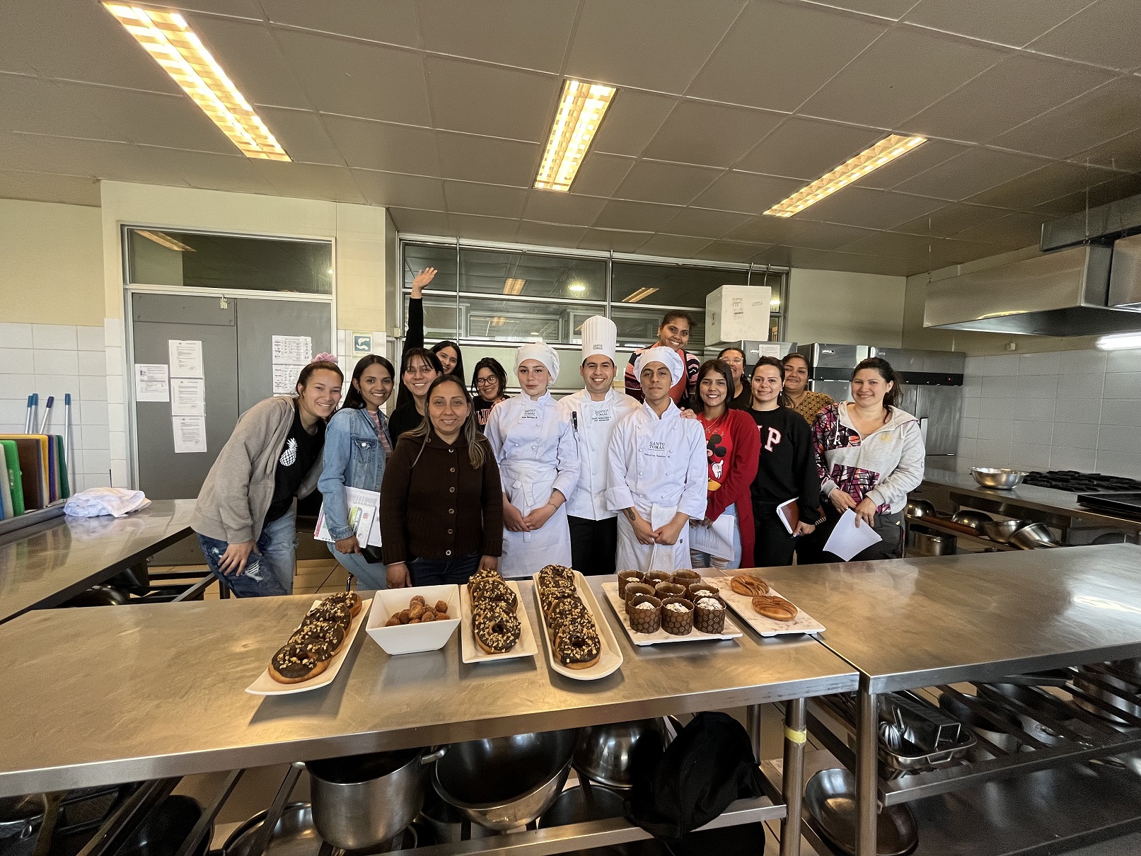 Con taller de repostería Pastoral y carrera de Gastronomía se unieron en ayuda a mujeres migrantes en Santo Tomás Concepción