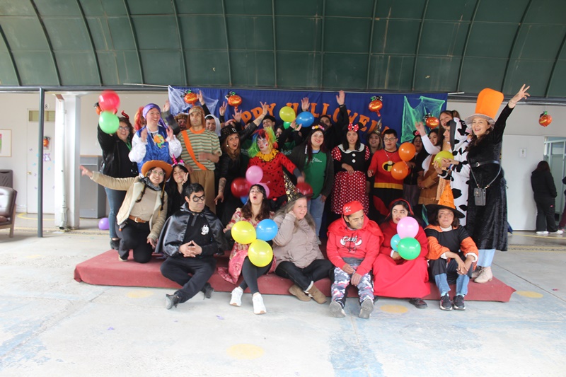 Tomasinos de Puente Alto vivieron Halloween solidario en Escuela Open Door