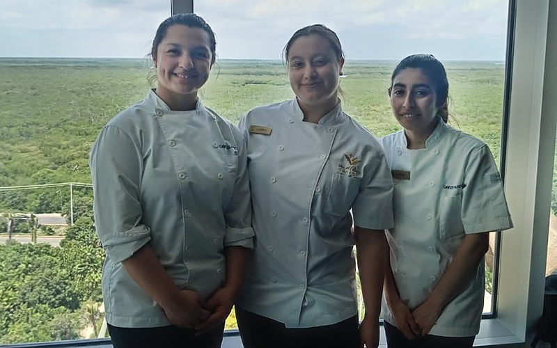 Estudiantes de Gastronomía de sede Viña del Mar cuentan su experiencia realizando su práctica laboral en Cancún