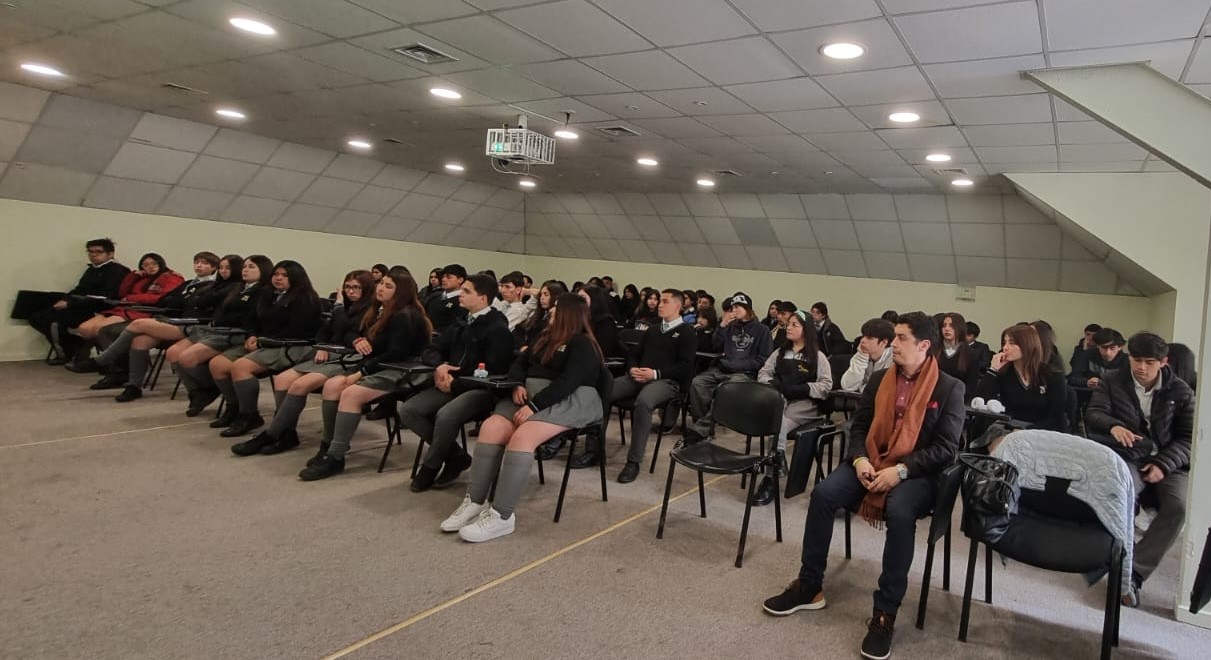 Área de Administración Santo Tomás Puerto Montt capacitó a alumnos del Liceo Comercial Buin en software de negocios