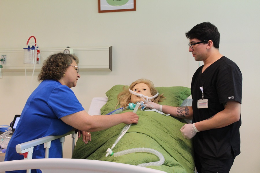 Santo Tomás y Hospital Clínico Herminda Martín fortalecen capacitación en Cuidados Críticos