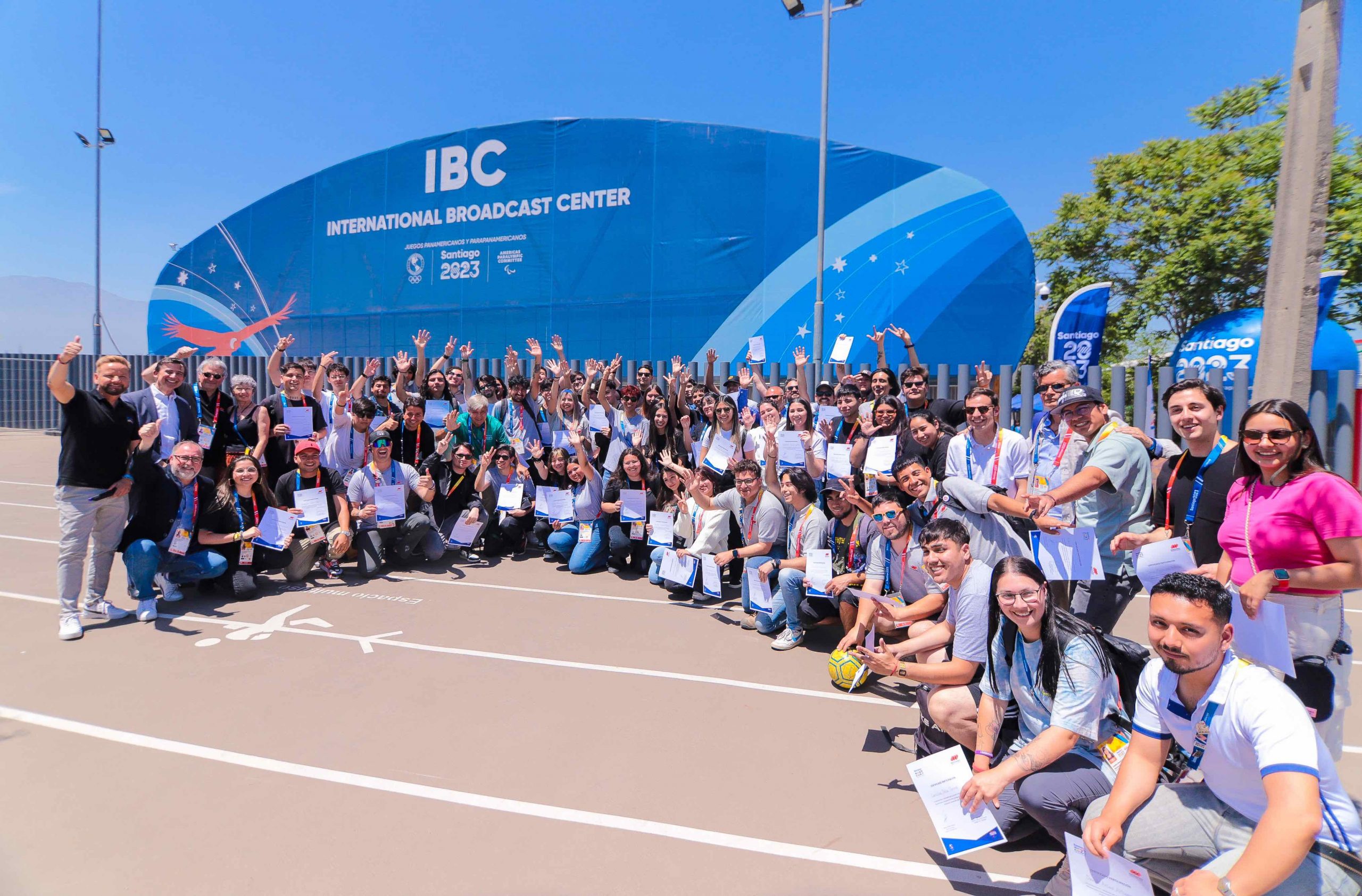 Estudiantes de Santo Tomás recibieron reconocimiento tras apoyar a Mediapro en la transmisión de Santiago 2023