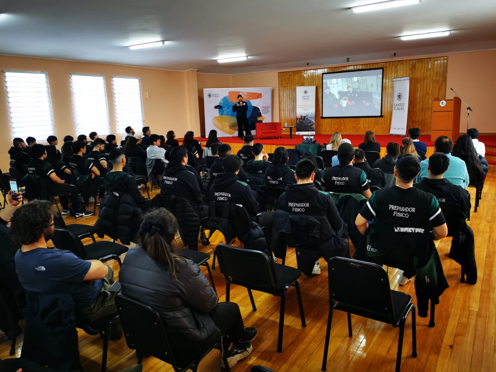 Nadadora aguas gélidas compartió con estudiantes de Santo Tomás Punta Arenas