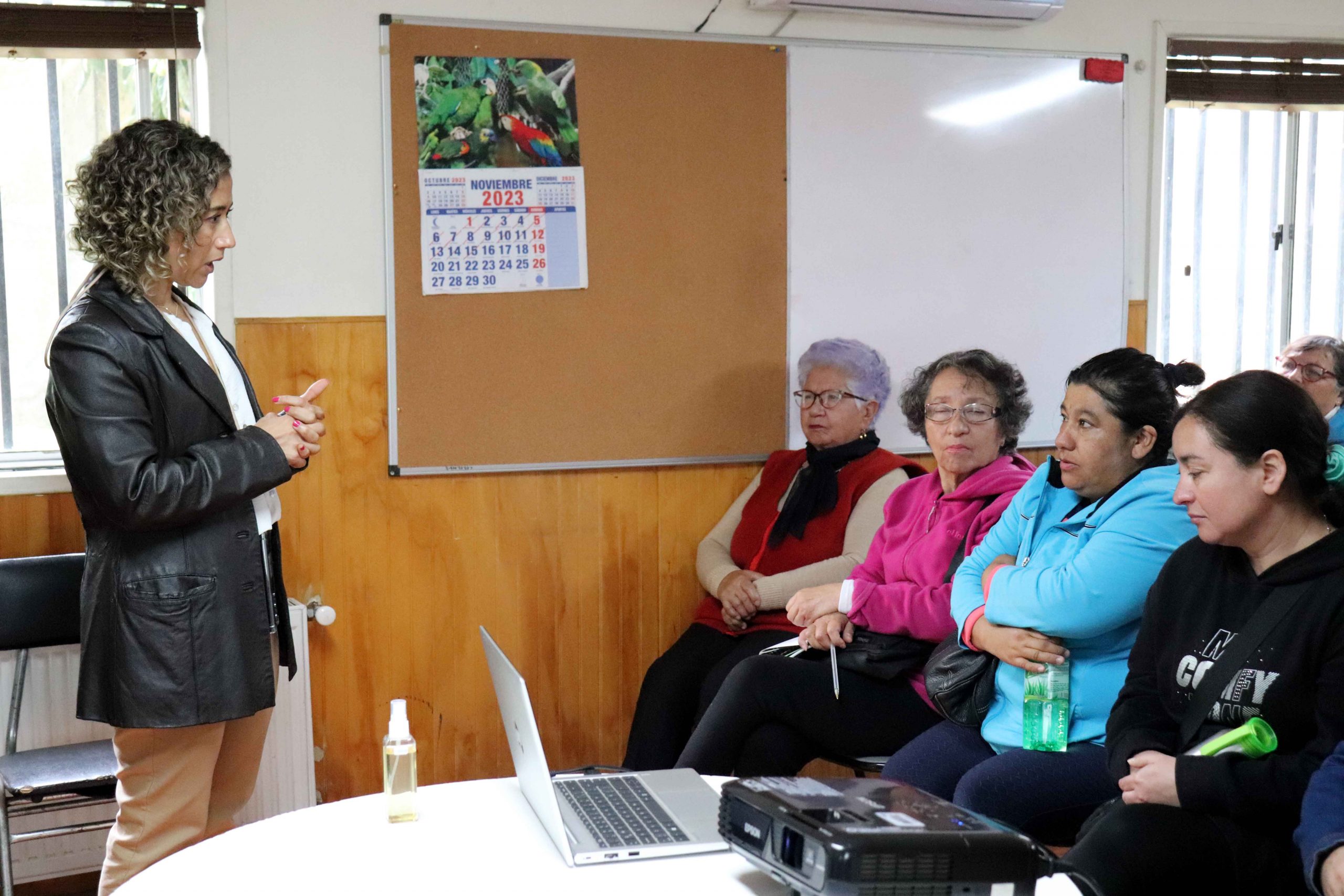 Clínica Jurídica UST Abordó Importantes Temáticas Legales en Charla a Personas Mayores