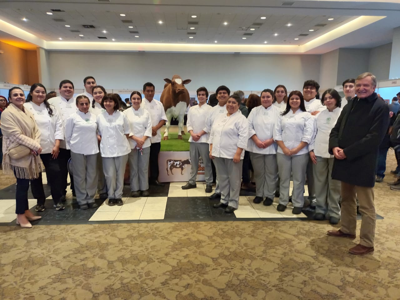 Estudiantes y docentes de la carrera Gastronomía Internacional y Tradicional Chilena del CFT Santo Tomás Osorno participaron en la elaboración de la vaca de chocolate más grande del mundo