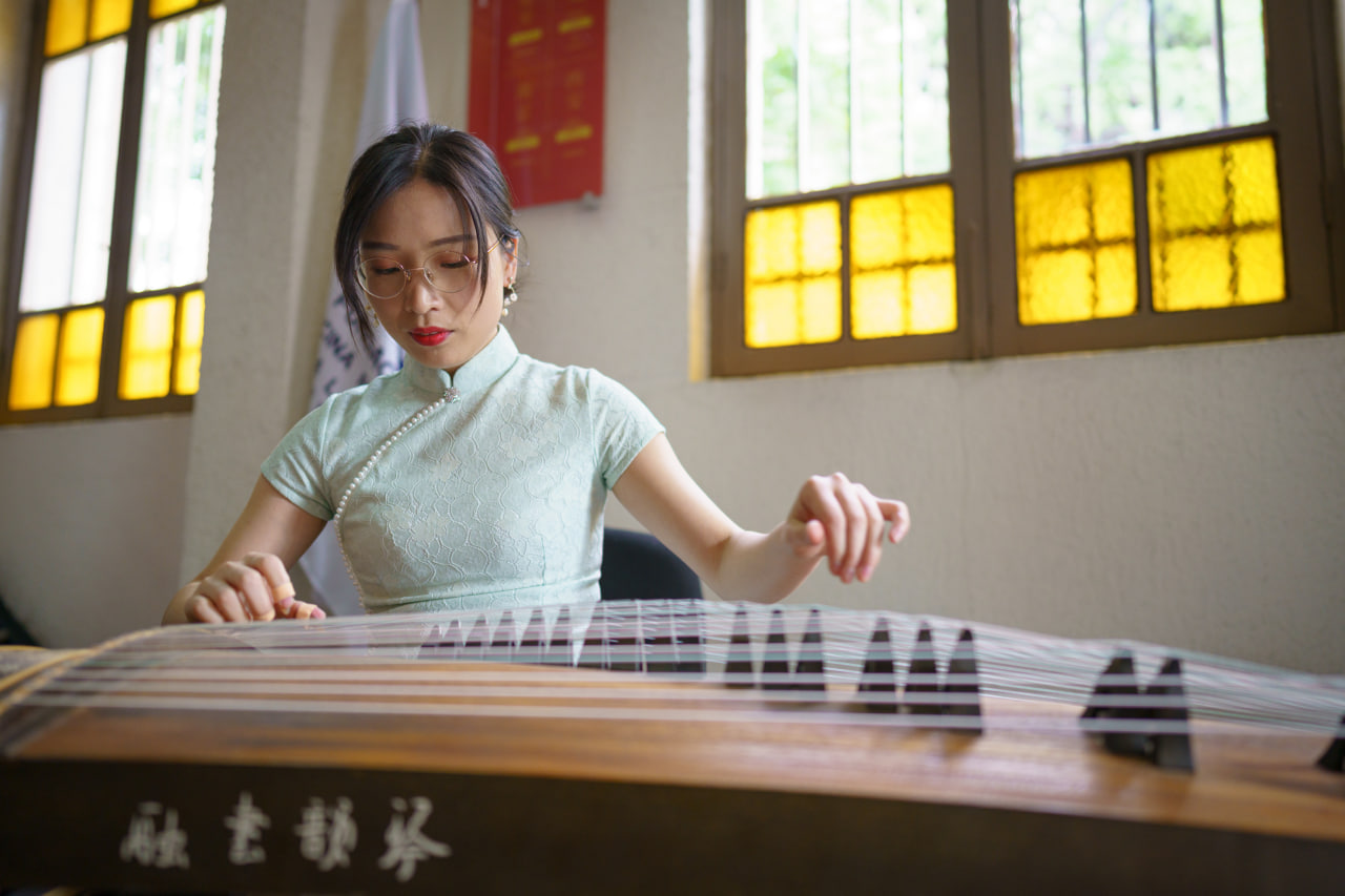 Instituto Confucio ST invita a descubrir la tradición musical china con el guzheng