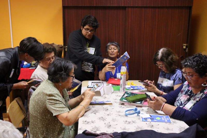 Personas mayores se acercan a la tecnología gracias a taller de estudiantes de informática