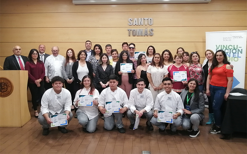 Vinculación con el Medio: Microemprendedores de Valparaíso se certifican en repostería gracias a Santo Tomás Viña del Mar