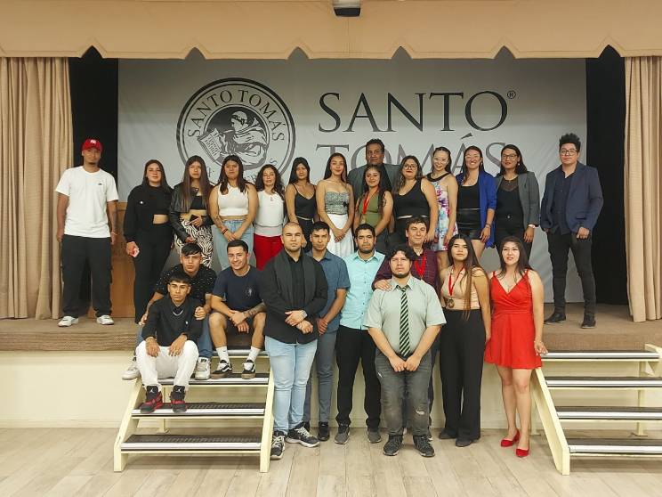 Estudiantes que componen las selecciones de Básquetbol y Fútbol son reconocidos por Santo Tomás Copiapó