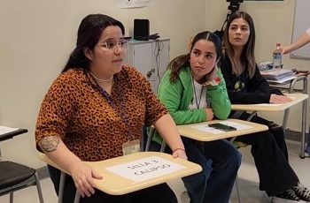 Estudiantes participan en testeo de nuevas sillas para las salas de clases de Santo Tomás