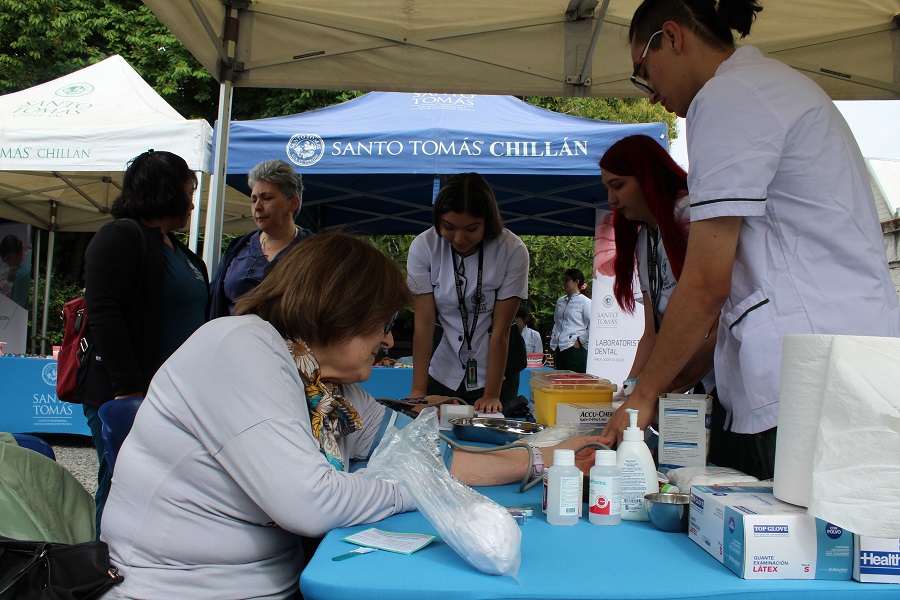 Exitosa Feria de Salud realizaron alumnos del Santo Tomás Chillán